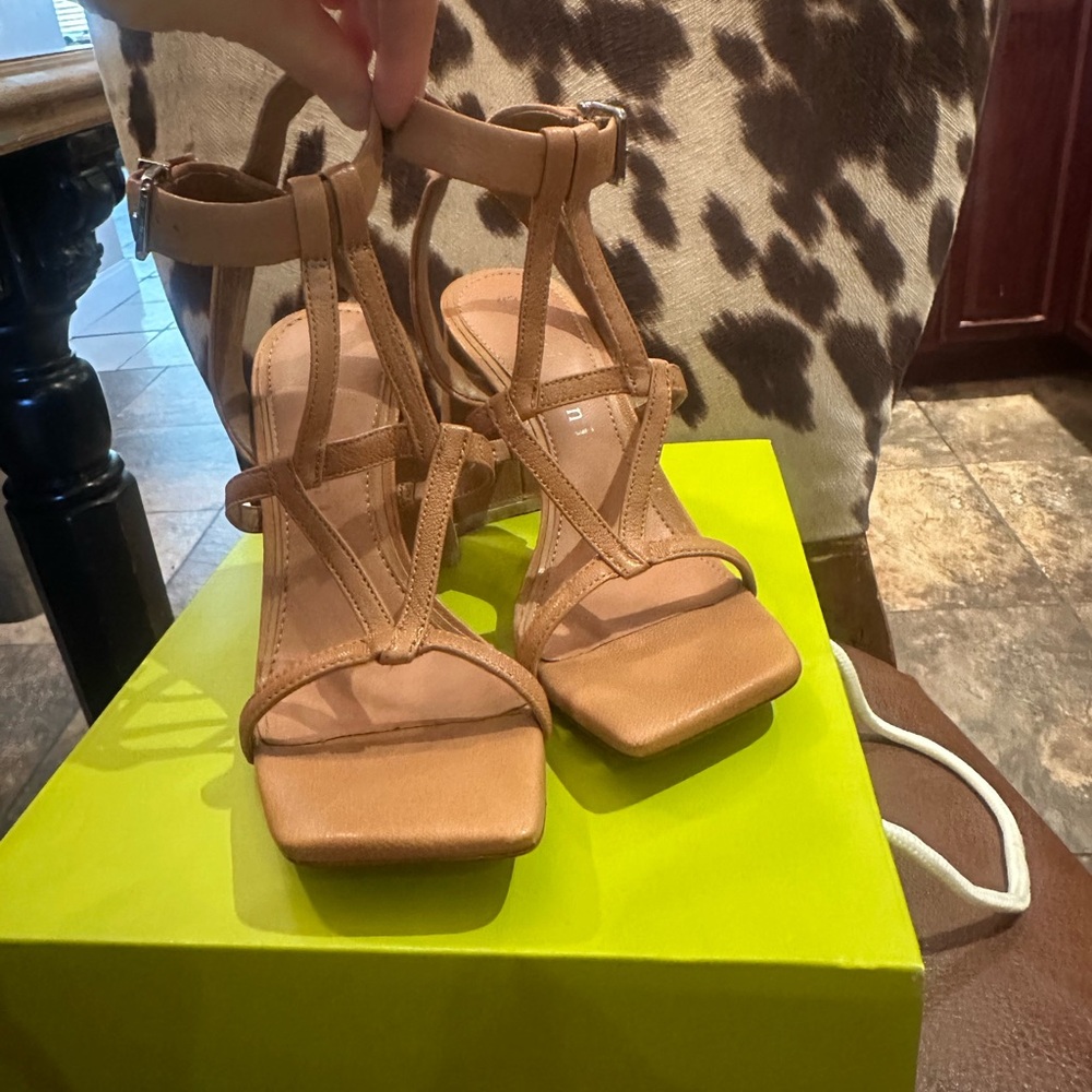 NEW nude Gianni Bini Tan Strappy T‑Bar Block Heel Sandals